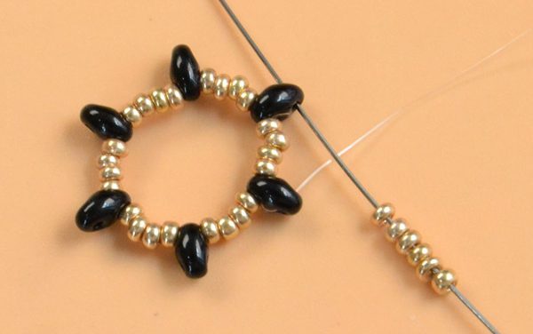 Beebeecraft Tutorials on making a pair of seed beaded dangle earrings
